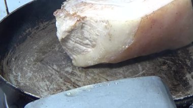 Domuzu parçalara ayır, eti baharatlarla terbiye et ve eti bir tencere yağda kızart.