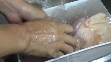 Domuzu parçalara ayır, eti baharatlarla terbiye et ve eti bir tencere yağda kızart.