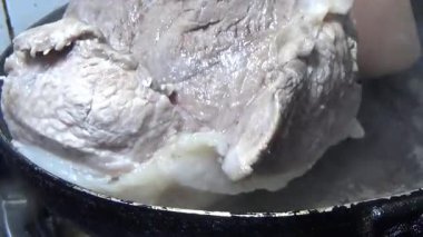 Domuzu parçalara ayır, eti baharatlarla terbiye et ve eti bir tencere yağda kızart.