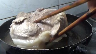 Domuzu parçalara ayır, eti baharatlarla terbiye et ve eti bir tencere yağda kızart.