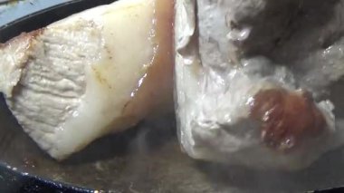 Domuzu parçalara ayır, eti baharatlarla terbiye et ve eti bir tencere yağda kızart.