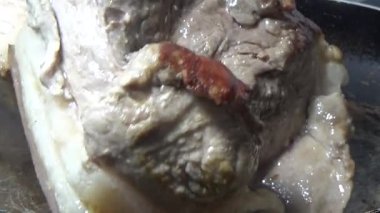 Domuzu parçalara ayır, eti baharatlarla terbiye et ve eti bir tencere yağda kızart.