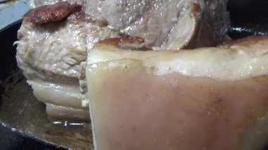 Domuzu parçalara ayır, eti baharatlarla terbiye et ve eti bir tencere yağda kızart.