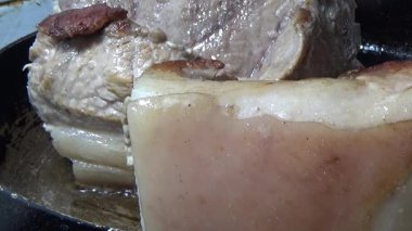 Domuzu parçalara ayır, eti baharatlarla terbiye et ve eti bir tencere yağda kızart.