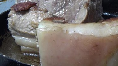 Domuzu parçalara ayır, eti baharatlarla terbiye et ve eti bir tencere yağda kızart.