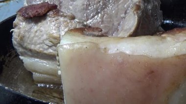 Domuzu parçalara ayır, eti baharatlarla terbiye et ve eti bir tencere yağda kızart.