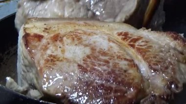 Domuzu parçalara ayır, eti baharatlarla terbiye et ve eti bir tencere yağda kızart.