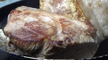 Domuzu parçalara ayır, eti baharatlarla terbiye et ve eti bir tencere yağda kızart.