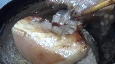 Domuzu parçalara ayır, eti baharatlarla terbiye et ve eti bir tencere yağda kızart.