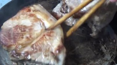 Domuzu parçalara ayır, eti baharatlarla terbiye et ve eti bir tencere yağda kızart.