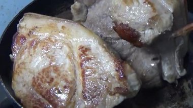 Domuzu parçalara ayır, eti baharatlarla terbiye et ve eti bir tencere yağda kızart.