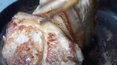 Domuzu parçalara ayır, eti baharatlarla terbiye et ve eti bir tencere yağda kızart.