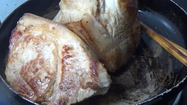 Domuzu parçalara ayır, eti baharatlarla terbiye et ve eti bir tencere yağda kızart.