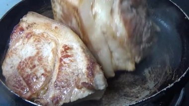 Domuzu parçalara ayır, eti baharatlarla terbiye et ve eti bir tencere yağda kızart.