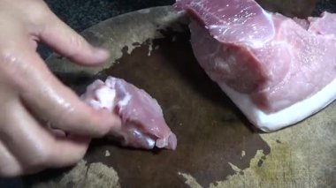 Domuzu parçalara ayır, eti baharatlarla terbiye et ve eti bir tencere yağda kızart.