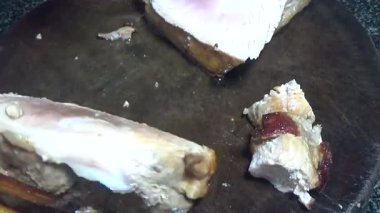 Domuzu parçalara ayır, eti baharatlarla terbiye et ve eti bir tencere yağda kızart.