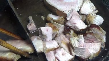 Domuzu parçalara ayır, eti baharatlarla terbiye et ve eti bir tencere yağda kızart.