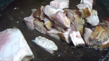 Domuzu parçalara ayır, eti baharatlarla terbiye et ve eti bir tencere yağda kızart.