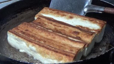 Tofuyu kes ve yağda kızart.