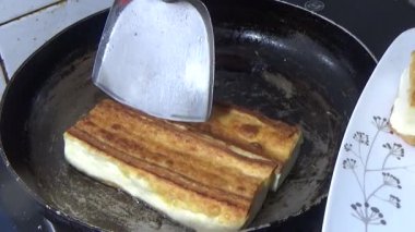 Tofuyu kes ve yağda kızart.