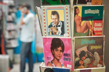 Bangkok Tayland-Haziran 18: mağaza ünlü Tayland müzik müzik retro vinil kayıtları 18 Haziran 2011 tarihinde Bangkok, Tayland.