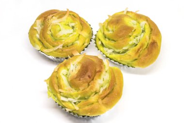 Beyaz arka plan üzerinde Tay Hindistan cevizi ekmek fırında pişmiş