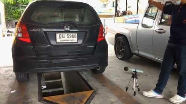 Bangkok Tajlandia Lipca Auto Mechanik Jest Czytanie Danych Samochód Spalin — Wideo stockowe