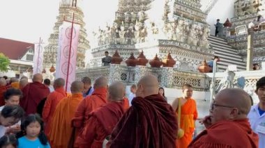 Bangkok Tayland - 1 Ocak: Kimliği belirsiz kişi yapmak hak keşiş, tapınak Dawn Wat Arun yılbaşı Festivali ile 1 Ocak 2019 üzerinde Bangkok, Tayland.