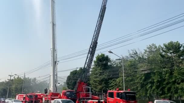 Бангкок Таїланд Січня Пожежна Машина Стріляти Води Високо Повітря Щоб — стокове відео