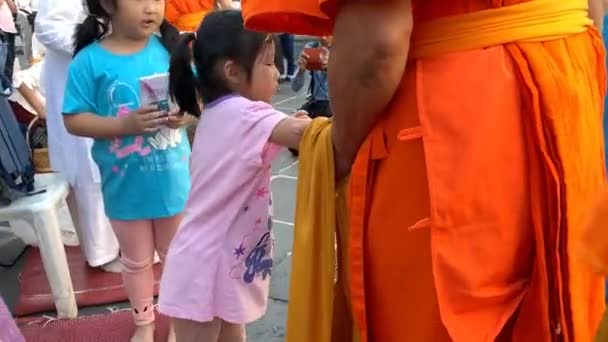 Bangkok Thailand Janeiro Pessoas Não Identificadas Fazem Mérito Com Monge — Vídeo de Stock