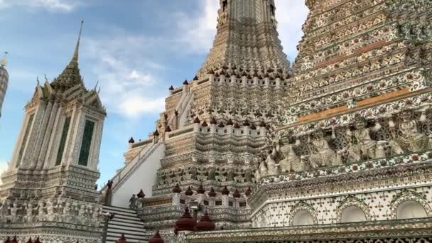 夜明けの寺院ワット アルンはバンコク タイのバンコク ヤイ地区の寺 — ストック動画