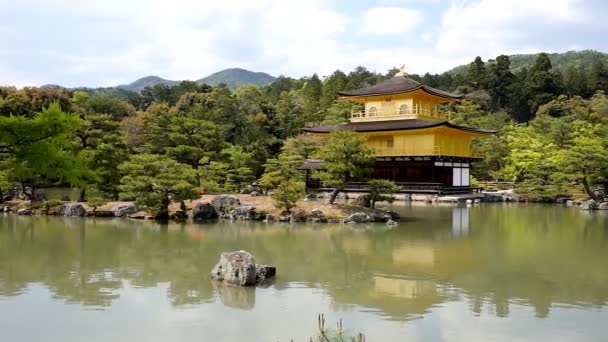 A gyönyörű Zen buddhista templom arany pavilon Kinkakuji — Stock videók