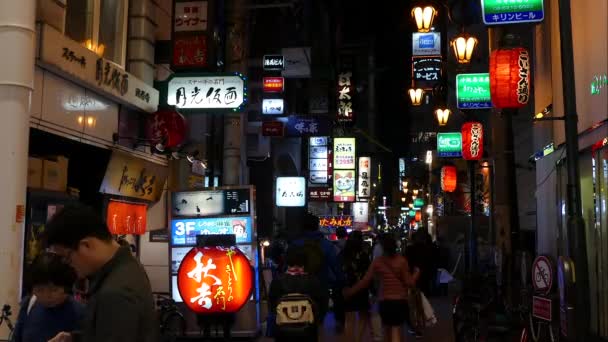 Vie nocturne avec néons dans les ruelles arrière restaurants et bars — Video