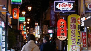 Arka sokak sokak restoran ve Bar neon ışıkları ile gece hayatı