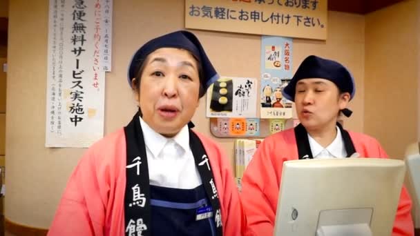 Дружелюбный кассир японской тети — стоковое видео