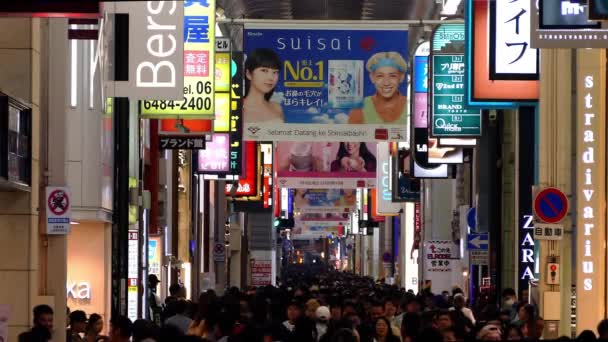 エイプリル社30 大阪で2017年4月30日に大阪を代表する観光地の一つである新西橋筋への入り口前の通りの人々 — ストック動画
