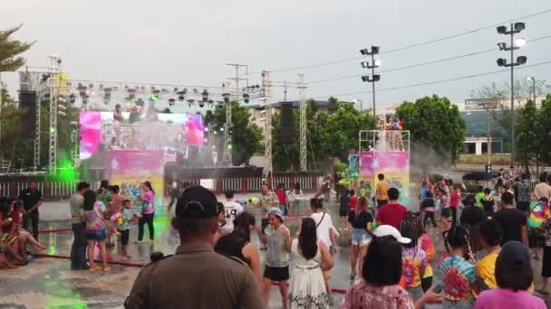 Gente y viajero celebran con peleas de agua batallas — Vídeo de stock