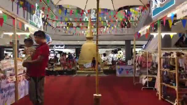 Hyperlapse van mensen maken zand pagode tijdens Songkran New Year Festival — Stockvideo