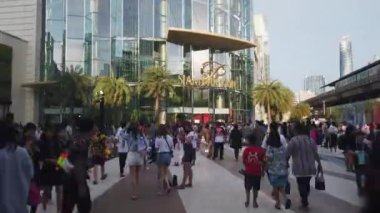 Siam Paragon Alışveriş Merkezi'nde yürüyen ve alışveriş insanların Hyperlapse