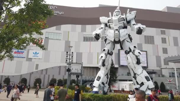 Estátua de robô unicórnio Gundam em frente à praça Diver City em Odaiba Shopping — Vídeo de Stock