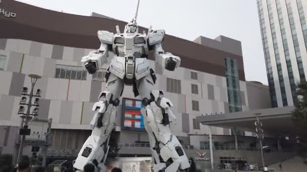 Hyperlapse of Unicorn Gundam robot statue in front of the Diver City plaza — Stock Video
