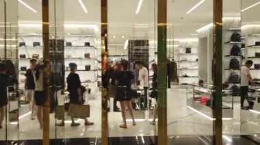 Yves Saint Laurent (YSL) mağazanın dış görünümü