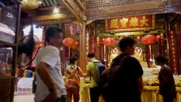 Время движения неопознанных людей и путешественников, молящихся китайскому Богу — стоковое видео