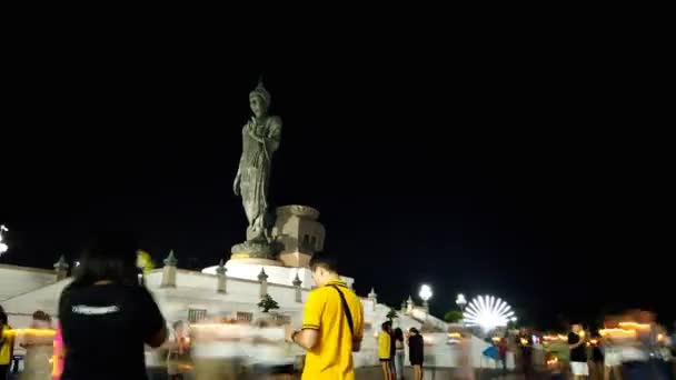 Mensen lopen langs de kant van Boeddha in Visakabucha dag op boeddhistische Park — Stockvideo