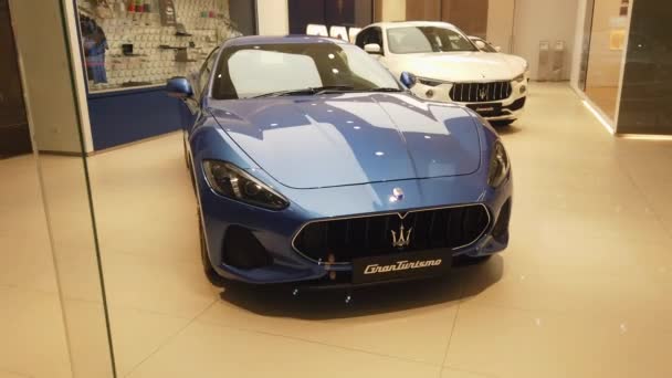 Autodealer v Maserati showroom — Stock video