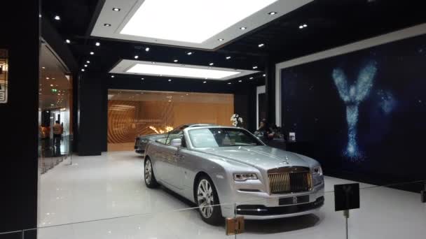 Sala de exposición de concesionarios de automóviles Rolls-Royce — Vídeos de Stock