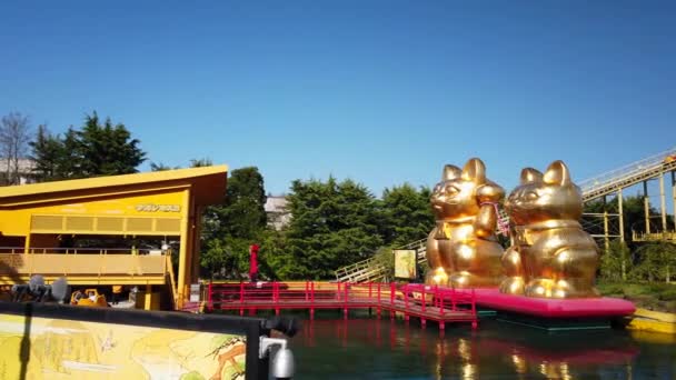 Gouden kat standbeeld naam "Maneki neko" — Stockvideo