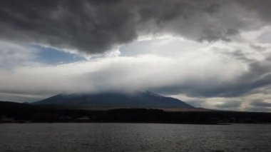 Bulutlu gökyüzü ile Fuji Dağı'nın huzurlu görünümü 