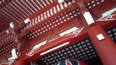 Dev kutsal kırmızı fener veya Chochin Sensoji tapınağında