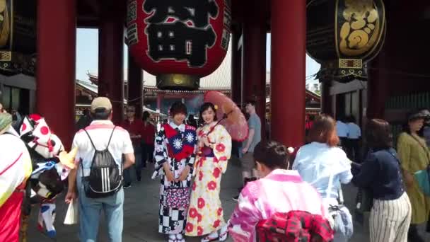 Туристичний одяг традиційне кімоно сфотографуватися з гігантським червоним ліхтарем — стокове відео
